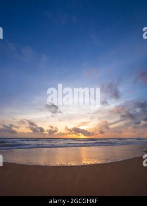 Wunderschöner tropischer Strand mit abstrakter Textur und blauem Himmel im Hintergrund. Kopieren Sie die Fläche des Konzepts für Sommerurlaub und Urlaub auf Geschäftsreisen. Vertikales Foto Stockfoto