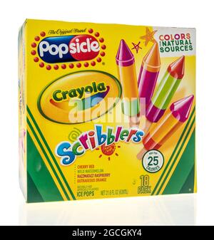 Winneconne, WI -30 Juli 2021: Ein Paket der ursprünglichen Marke popscile Crayola Scribblers auf einem isolierten Hintergrund Stockfoto