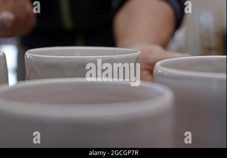 19. April 2019-Mungyeong, Südkorea-Südkorea Potter Chang Dong Su Paint Buncheong precess Verwenden Sie keramischen Boden in seinem eigenen Töpfererfahrungscafe 'Jang Choon' in Mungyeong, südlich von Seoul, Südkorea. Südkoreanische große Töpferei Veranstaltung Mungyeong Chasabal Festival am 27. April bis 6. Mai 10tägigen Zeitplan jedes Jahr statt. Stockfoto