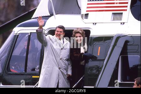 Präsident Ronald Reagan und First Lady Nancy Reagan winken von Marine One, als sie das Weiße Haus für eine Reise nach New York im Dezember 1985 verlassen. Foto ny Dennis Brack. Bb78 Stockfoto