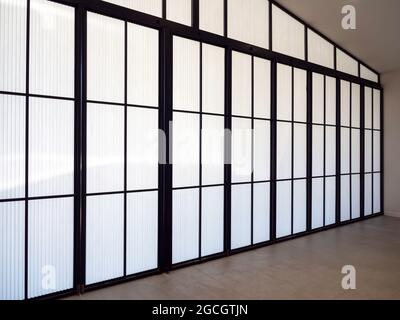 Lagertür mit großer weißer, durchscheinender Türkonstruktion, innen. Stockfoto