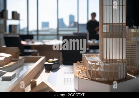 Nahaufnahme des Baumodellprojekts auf dem Tisch im Immobilienbüro. Architektur-Geschäftskonzept. Stockfoto