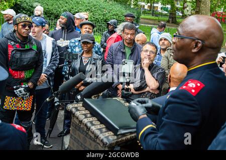 London, Großbritannien. August 2021. Leo Muhammad spricht bei Speakers Corner in London. Speakers' Corner ist seit Mitte des 19. Jahrhunderts ein Ort für öffentliche Reden und Debatten. Die Menschen nutzen den Bereich, um freie Reden zu demonstrieren. Kredit: SOPA Images Limited/Alamy Live Nachrichten Stockfoto