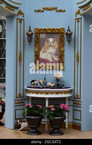 Chinesische Neujahrsdekorationen für das Jahr des Hundes beim Heritage 1881 in Kowloon, Hongkong. Stockfoto