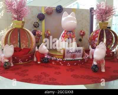 Fantastische chinesische Neujahrsausstellung für das Jahr des Hundes in einem Einkaufszentrum im Bezirk Kowloon in Hongkong, gegenüber den Chunking Mansions. Stockfoto