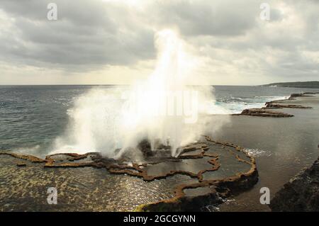 Explosion von sprenglöchern an der Küste von tonga Stockfoto