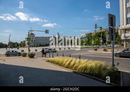 Belgorod, Russland - 08. Juli 2021: Blick auf den Domplatz im Zentrum von Belgorod Stockfoto