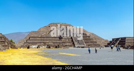 Menschen (Touristen), die im Frühjahr an der Teotihuacan-Mondpyramide in der Nähe von Mexiko-Stadt, Mexiko, vorbei gehen. Stockfoto