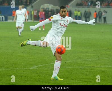 BUKAREST, RUMÄNIEN - 16. FEBRUAR 2012: Nacer Chadli aus Twente, im Einsatz während der ersten Etappe des Spiels der UEFA Europa League 32 zwischen FCSB und FC Twente in der National Arena 2011/12. Stockfoto