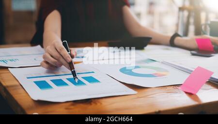 Nahaufnahme einer Buchhalterin oder Bankerin, die die Anlageergebnisse überprüft, finanzielle Einsparungen berechnet, jährliche Steuern und wirtschaftliche Konzepte berechnet Stockfoto