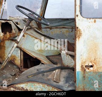 Lenkrad in der zerstörten Kabine eines alten, defekten Busses Stockfoto