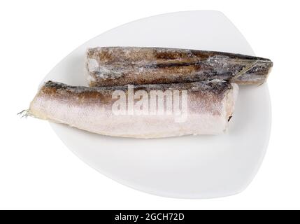 Stücke von gefrorenem Atlantischen Seehecht Fisch lag auf einem grünen Platte isoliert Stockfoto
