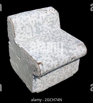 Hausgemachter Lounge-Stuhl aus Beton und dekorativen Keramikfliesen. Isoliert auf Schwarz Stockfoto