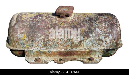 Alte rostige moosige Vintage-Metallkrone für Motoröl isoliert auf Weiß Stockfoto