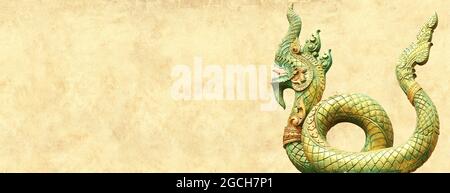 Grunge Hintergrund mit Papier Textur und asiatische Naga Schlange. Horizontales Retro-Banner mit fantastischen Kreatur. Mustervorlage. Platz für Text kopieren Stockfoto