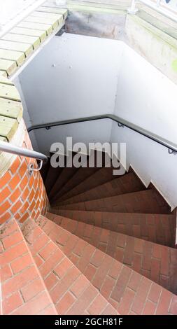 Treppen einer Treppe mit weißen Wänden und roten Ziegeltreppen Stockfoto