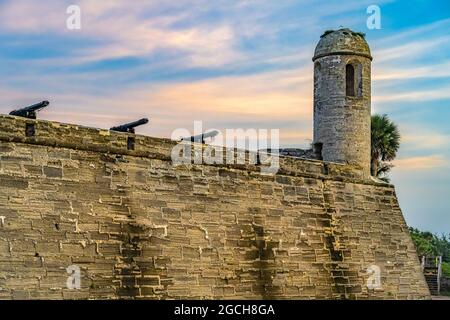 Castillo de San Marcos, eine aus dem 17. Jahrhundert stammende Festung aus Coquina-Mauerwerk in der Bucht von Matanzas, bei Sonnenaufgang in St. Augustine, Florida. (USA) Stockfoto