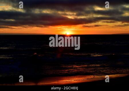 Dramatische Sonnenuntergangswolke am Moss Landing Beach, Kalifornien Stockfoto