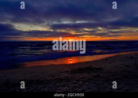 Dramatische Sonnenuntergangswolke am Moss Landing Beach, Kalifornien Stockfoto