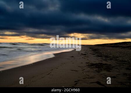 Dramatische Sonnenuntergangswolke am Moss Landing Beach, Kalifornien Stockfoto