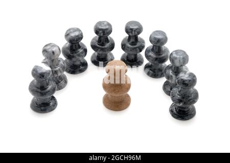 Schwarze Bauern umgeben weiße Bauern Stockfoto
