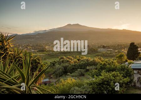 Sizilianische ländliche Landschaft mit Vulkan Ätna Eruption bei Sonnenuntergang in Sizilien Stockfoto