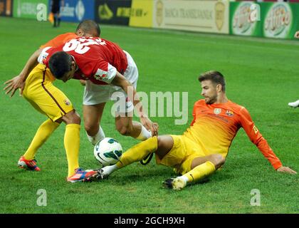 BUKAREST, RUMÄNIEN - 11. AUGUST 2012: Gerard Pique (R) aus Barcelona, aufgenommen während des Vorsaison-Freundschaftsspiels zwischen Dinamo Bucuresti und dem FC Barcelona in der National Arena. Stockfoto