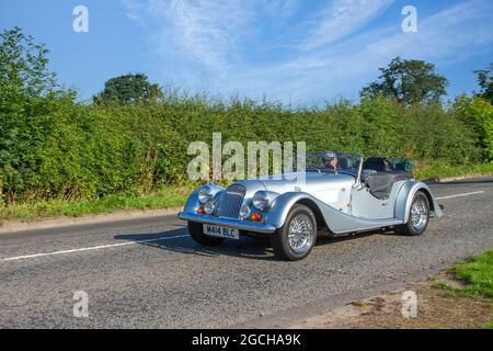 1995 90er Jahre Neunziger Silber britischer Morgan 4/4 2-Zylinder-Viersitzer-Benzin-Roadster mit 4-Gang-Schaltgetriebe und 1994 ccm Hubraum Stockfoto