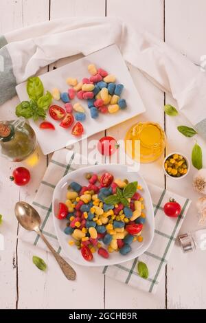 Farbige Gnocchi mit Gemüse und süßem Mais. Stockfoto