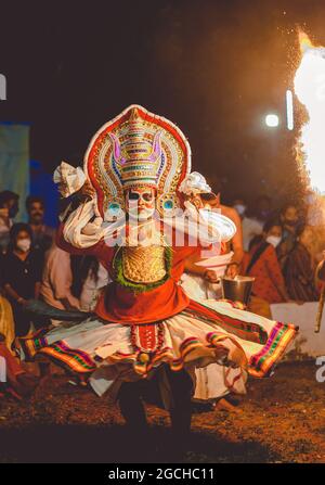 Mudiyettu ist ein traditionelles rituelles Theater und Volkstanzdrama aus Kerala, das die mythologische Geschichte einer Schlacht zwischen den Kali und Darika inszeniert Stockfoto