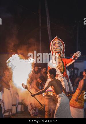 Mudiyettu ist ein traditionelles rituelles Theater und Volkstanzdrama aus Kerala, das die mythologische Geschichte einer Schlacht zwischen den Kali und Darika inszeniert Stockfoto