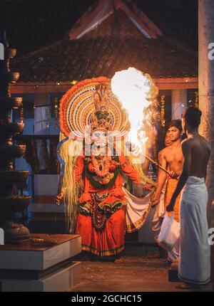 Mudiyettu ist ein traditionelles rituelles Theater und Volkstanzdrama aus Kerala, das die mythologische Geschichte einer Schlacht zwischen den Kali und Darika inszeniert Stockfoto