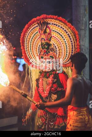 Mudiyettu ist ein traditionelles rituelles Theater und Volkstanzdrama aus Kerala, das die mythologische Geschichte einer Schlacht zwischen den Kali und Darika inszeniert Stockfoto