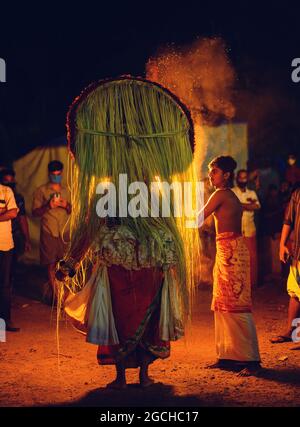 Mudiyettu ist ein traditionelles rituelles Theater und Volkstanzdrama aus Kerala, das die mythologische Geschichte einer Schlacht zwischen den Kali und Darika inszeniert Stockfoto