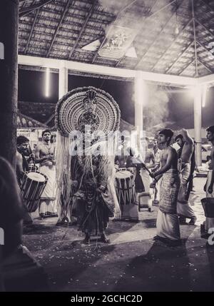 Mudiyettu ist ein traditionelles rituelles Theater und Volkstanzdrama aus Kerala, das die mythologische Geschichte einer Schlacht zwischen den Kali und Darika inszeniert Stockfoto