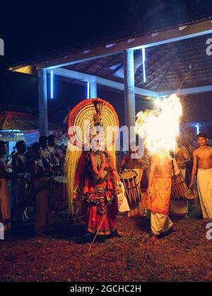 Mudiyettu ist ein traditionelles rituelles Theater und Volkstanzdrama aus Kerala, das die mythologische Geschichte einer Schlacht zwischen den Kali und Darika inszeniert Stockfoto