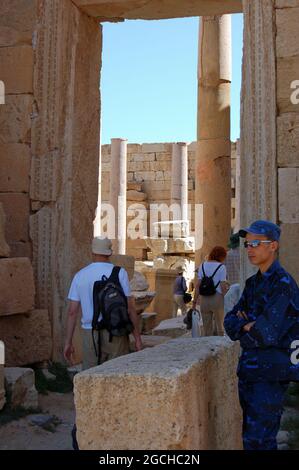 Leptis Magna, Libyen - 2. April 2006: Polizeiwache überwacht Touristen an den antiken römischen Ruinen von Leptis Magna im Norden Libyens. Stockfoto