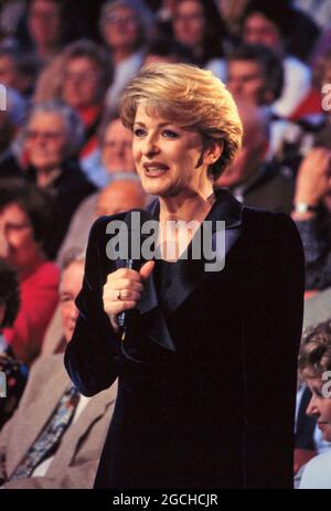 Carmen Nebel, deutsche Moderatorin, präsentiert: Das Sommerfest der Volksmusik, ARD, 1998. Carmen Nebel, deutsche Moderatorin präsentiert: Das Sommerfest der Volksmusik, ARD TV, 1998. Stockfoto