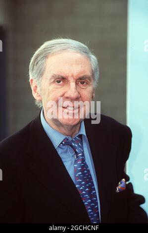 Harald Juhnke, deutscher Schauspieler, Sänger, Moderator, Entertainer und Showmaster, Porträt um 1999. Harald Juhnke, deutscher Schauspieler, Sänger, TV-Moderator, Entertainer, Porträt um 1999. Stockfoto