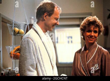 Diese Drombusch, ZDF TV-Serie, 1983, Ehepaar Drombusch: WITTA POHL, HANS PETER KORFF. Diese Drombuchs, ZDF-Fernsehserie, 1983, das Drombusch-Paar: WITTA POHL, HANS PETER KORFF Stockfoto