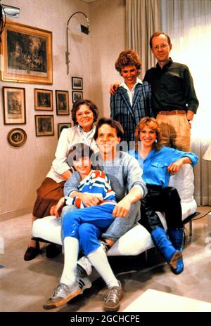 Diese Drombusch, ZDF TV-Serie, 1983, Familie Drombusch: GRETE WURM, EIKE HAGEN Schweizer, MICK WERUP, WITTA POHL, SABINE KAACK, HANS PETER KORFF. Diese Drombuchs, ZDF-TV-Serie, 1983, Familie Drombusch: GRETE WURM, EIKE HAGEN Schweizer, MICK WERUP, WITTA POHL, SABINE KAACK, HANS PETER KORFF Stockfoto