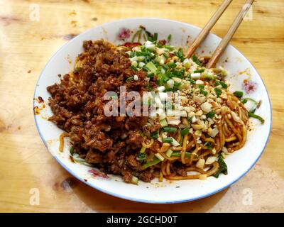 Berühmtes, köstliches Yibin Ranmian ein authentisches, würziges Nudelgericht, das zu Hause zum Frühstück in Lizhuang zubereitet wird Stockfoto