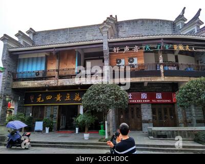 Wunderschöne, uralt aussehende Gebäude, die kürzlich im Nanxi District erbaut wurden und eine KTV Karaoke Bar, eine Wohnungsgesellschaft und ein Tofu Restaurant bieten Stockfoto