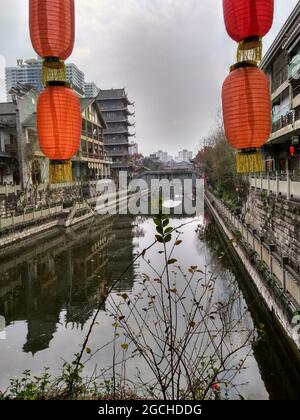 Fantastische Aussicht auf die Gebäude entlang des Flusses, der durch den Nanxi Bezirk der Stadt Yibin in Sichuan China fließt, inklusive einer Brücke und einer Pagode Stockfoto