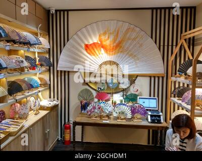 Riesige und künstlerische Fans mit schönen Designs werden in einem touristischen Souvenirladen in Kuanzhai Xiangzi, einer breiten und schmalen Gasse, verkauft Stockfoto