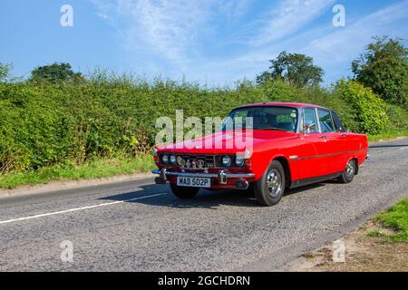 1976 70s Red British Rover 2200TC P6 2204cc, auf dem Weg zur Capesthorne Hall Classic Car Show im Juli, Ceshire, Großbritannien Stockfoto