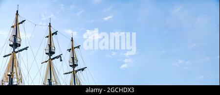 Die Masten des alten Schiffes auf dem Hintergrund des blauen Himmels. Das Konzept des Reisens Platz und Banner kopieren Stockfoto