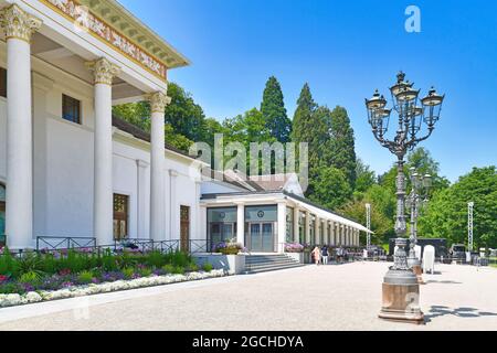 Baden-Baden, Deutschland - Juli 2021: Kurort, Casino und Konferenzkomplex mit dem Namen „Kurhaus“ am Sommertag Stockfoto