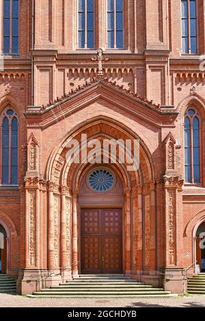 Wiesbaden, Deutschland - Juli 2021: Haupteingang der neugotischen evangelischen Kirche mit der Bezeichnung „Marktkirche“ Stockfoto