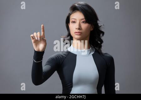 Futuristische Frau mit digitalem Bildschirm Stockfoto